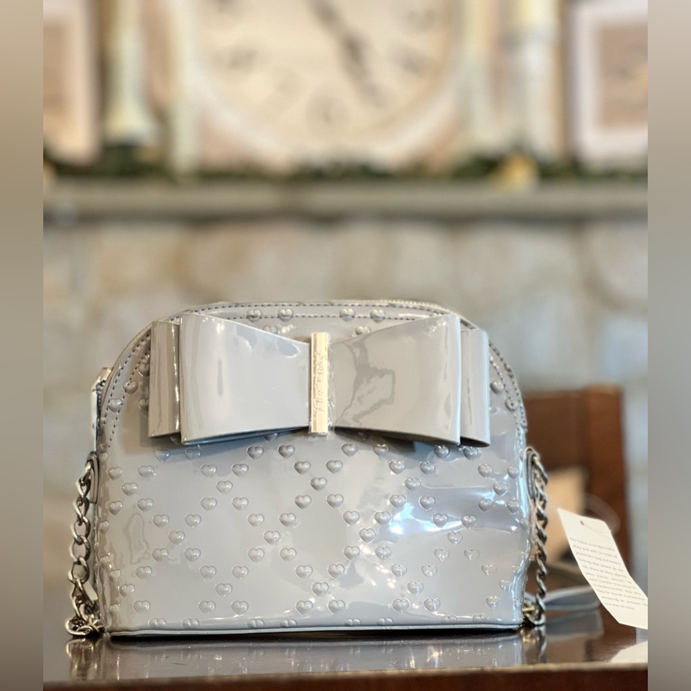 Betsey Johnson Light Gray Crossbody with bow. NWT *Perfect for gifting!